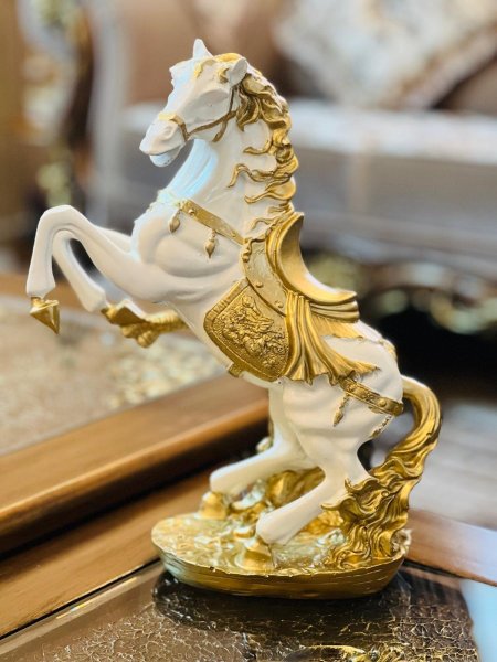 🐎✨ פסל סוס יוקרתי בלבן עם נגיעות זהב מרהיבות!